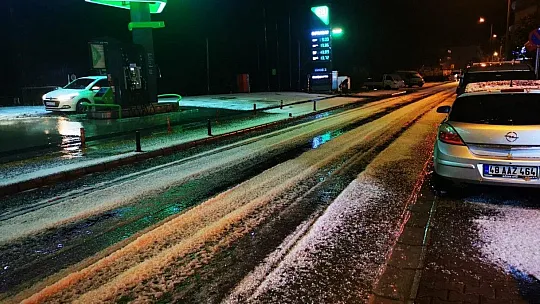 Marmaris beyaza büründü, dolu yağışı ilçede etkili oldu