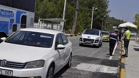 Marmaris'e 24 saatte 21 bin araç giriş yaptı