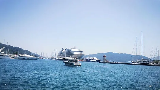 480 yolculu kruvaziyer gemisi demir attı