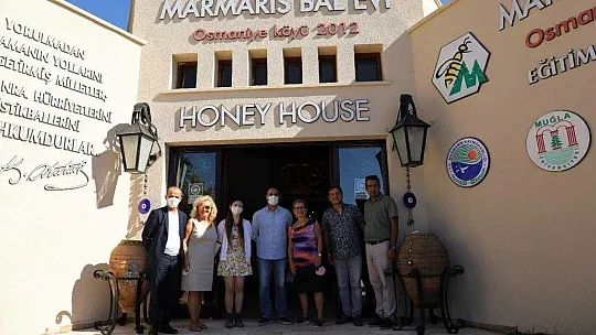 Marmaris'e gelen Alman heyet yer fıstığı topladı