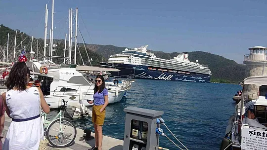 Marmaris'e gelen dev yolcu gemisi esnafın yüzünü güldürdü