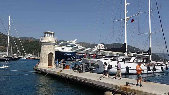 Marmaris'e gelen dev yolcu gemisi esnafın yüzünü güldürdü