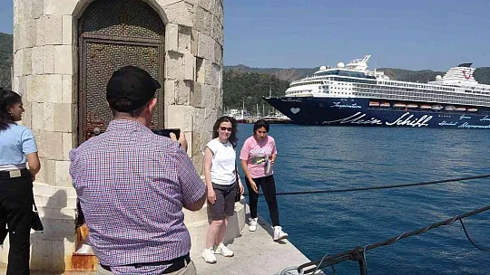 Marmaris'e gelen dev yolcu gemisi esnafın yüzünü güldürdü