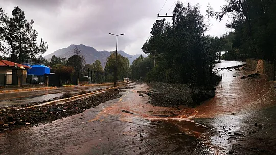 Marmaris-İçmeler karayolunda ulaşım tek şeritten sağlanıyor
