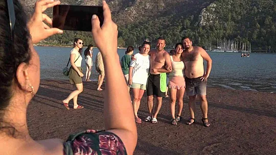 Marmaris'in dünyaca ünlü plajı Kızkumu ziyaretçi akınına uğruyor