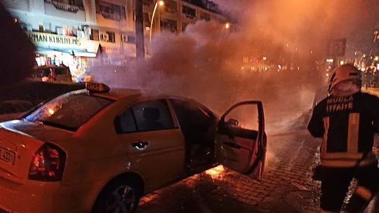Marmaris'in göbeğinde ticari taksi cayır cayır yandı