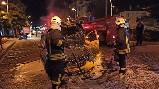 Marmaris'in göbeğinde ticari taksi cayır cayır yandı