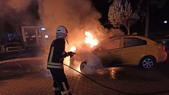 Marmaris'in göbeğinde ticari taksi cayır cayır yandı