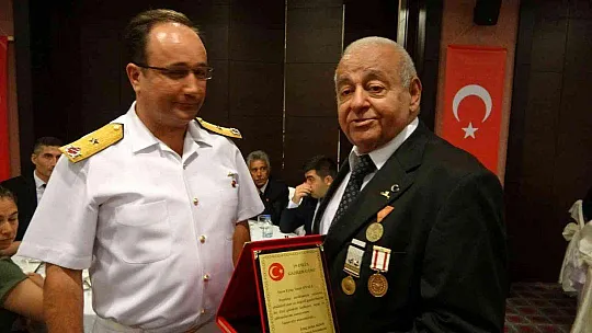 Marmaris Kaymakamı Aksoy'dan gazilere plaket