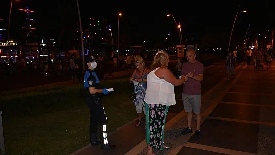 Marmaris Polisi bu kez ceza değil maske dağıttı