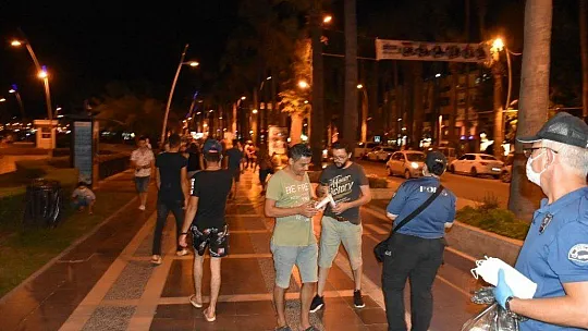 Marmaris Polisi bu kez ceza değil maske dağıttı