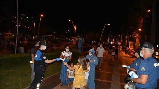 Marmaris Polisi bu kez ceza değil maske dağıttı