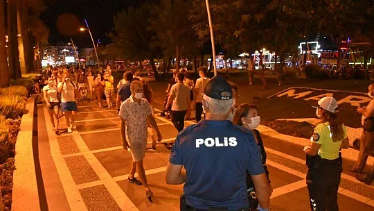 Marmaris Polisi bu kez ceza değil maske dağıttı