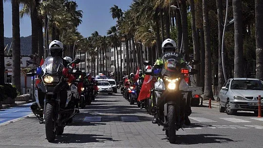 Marmaris polisinden anlamlı kortej