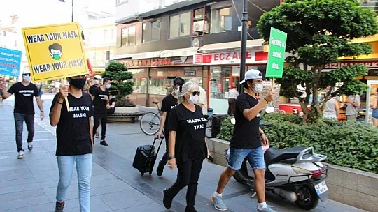 Marmaris'te  gönüllü öğrenciler maske dağıttı