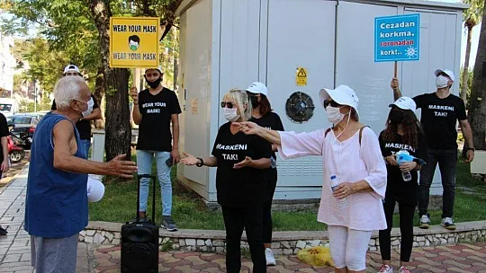 Marmaris'te  gönüllü öğrenciler maske dağıttı