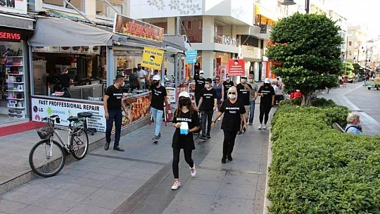 Marmaris'te  gönüllü öğrenciler maske dağıttı