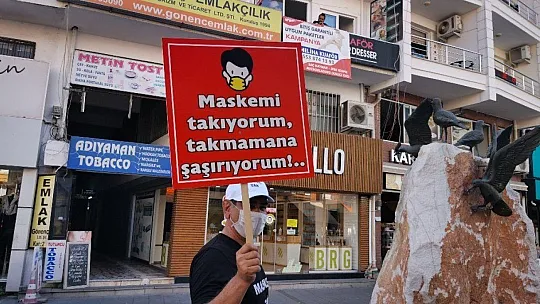 Marmaris'te  gönüllü öğrenciler maske dağıttı