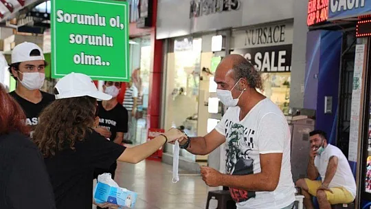 Marmaris'te  gönüllü öğrenciler maske dağıttı