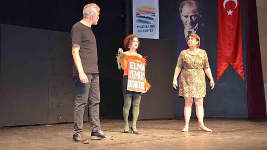 'Kadınlık Bizde Kalsın Sahnelendi' Tiyatro Severlerle Buluştu