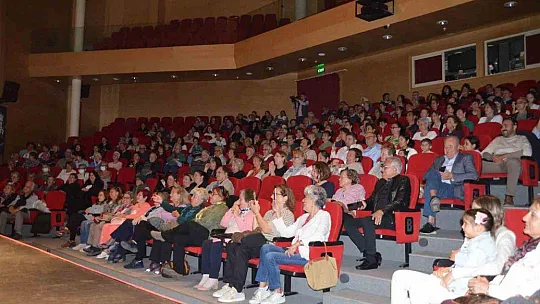 'Kadınlık Bizde Kalsın Sahnelendi' Tiyatro Severlerle Buluştu