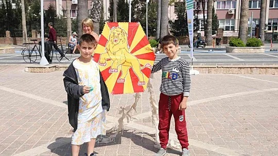 Marmaris'te 23 Nisan coşkusu Uçurtma Şenliği ile başladı