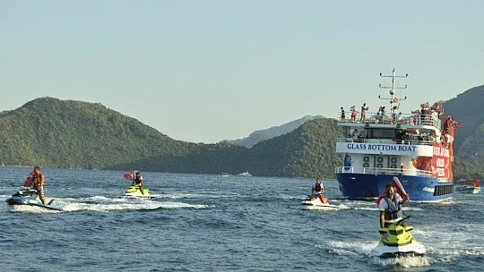 Marmaris'te 30 Ağustos Zafer Bayramı denizde, karada ve havada bayraklar ile kutlandı