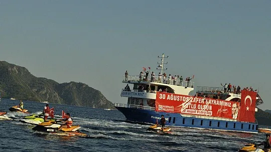 Marmaris'te 30 Ağustos Zafer Bayramı denizde, karada ve havada bayraklar ile kutlandı