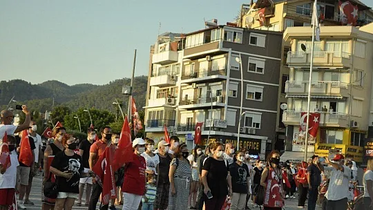 Marmaris'te 30 Ağustos Zafer Bayramı denizde, karada ve havada bayraklar ile kutlandı