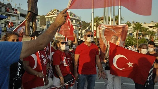 Marmaris'te 30 Ağustos Zafer Bayramı denizde, karada ve havada bayraklar ile kutlandı