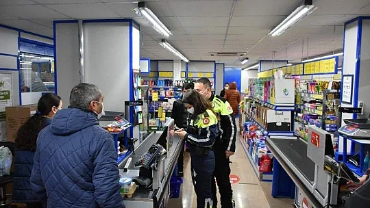 Marmaris'te alışveriş saatlerinde marketler denetleniyor