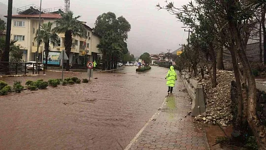 Marmaris'te aşırı yağış derenin istinat duvarını yıktı