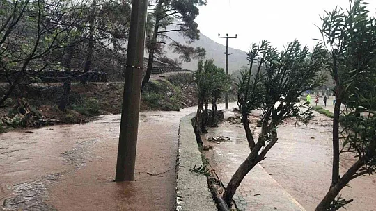 Marmaris'te aşırı yağış derenin istinat duvarını yıktı