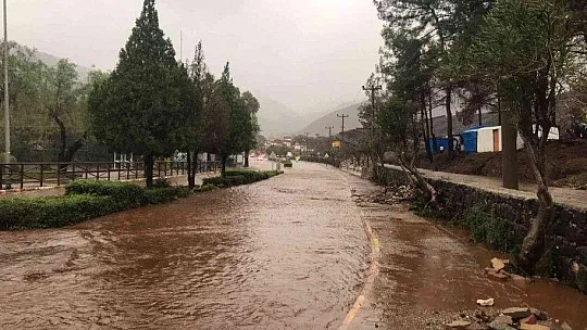 Marmaris'te aşırı yağış derenin istinat duvarını yıktı