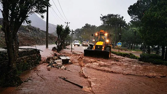 Marmaris'te aşırı yağış derenin istinat duvarını yıktı