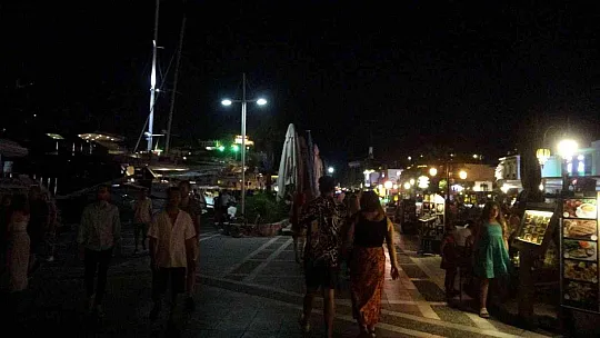 Marmaris'te bayram kalabalığı sokaklara taştı