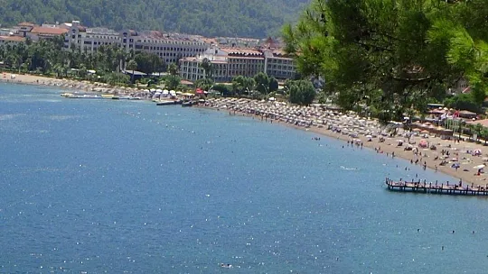 Marmaris'te bazı plajlarda yoğunluk oluştu