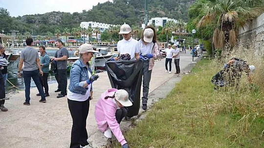Belediye başkanları ve öğrenciler temizlik yaptı