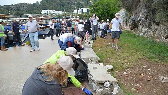 Belediye başkanları ve öğrenciler temizlik yaptı