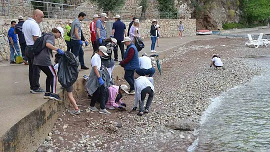 Belediye başkanları ve öğrenciler temizlik yaptı