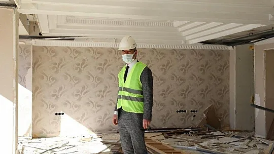 Marmaris'te belediye binasının yıkımı başladı