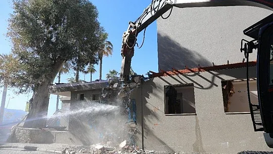 Marmaris'te belediye binasının yıkımı başladı