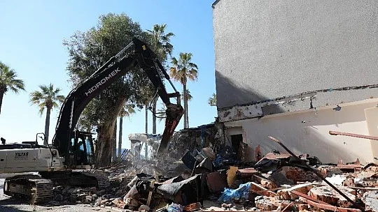 Marmaris'te belediye binasının yıkımı başladı