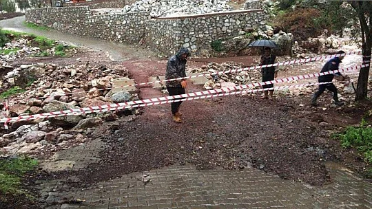Marmaris'te belediye ekiplerinden yağmur mesaisi