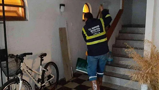 Marmaris'te belediye ekiplerinden yağmur mesaisi
