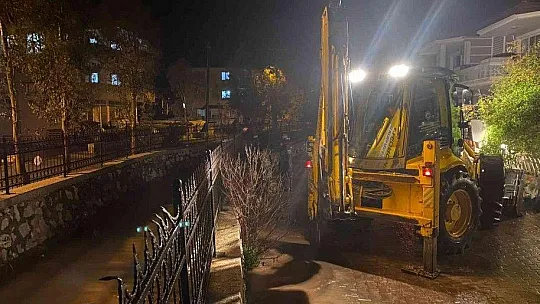 Marmaris'te belediye ekiplerinden yağmur mesaisi