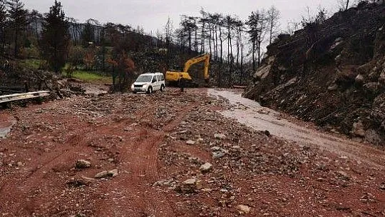 Marmaris'te belediye ekiplerinden yağmur mesaisi