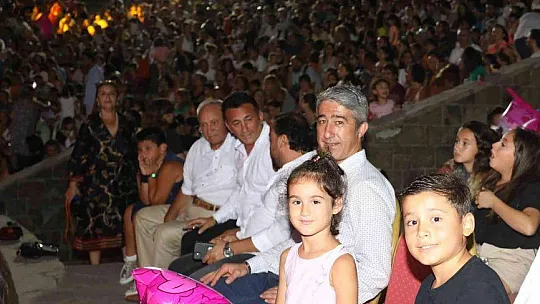 Marmaris'te binlerce çocuk hep birlikte şarkılar söyleyip doyasıya eğlendi