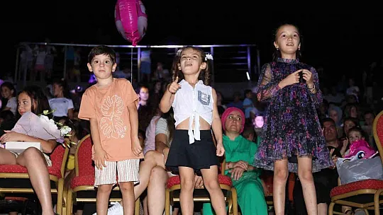 Marmaris'te binlerce çocuk hep birlikte şarkılar söyleyip doyasıya eğlendi