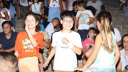 Marmaris'te binlerce çocuk hep birlikte şarkılar söyleyip doyasıya eğlendi